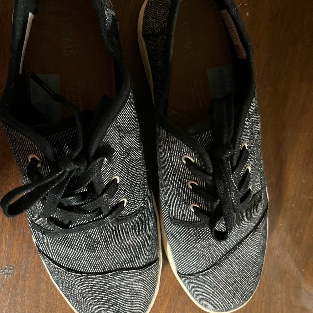 Toms casual shoes 7.5 Black/white